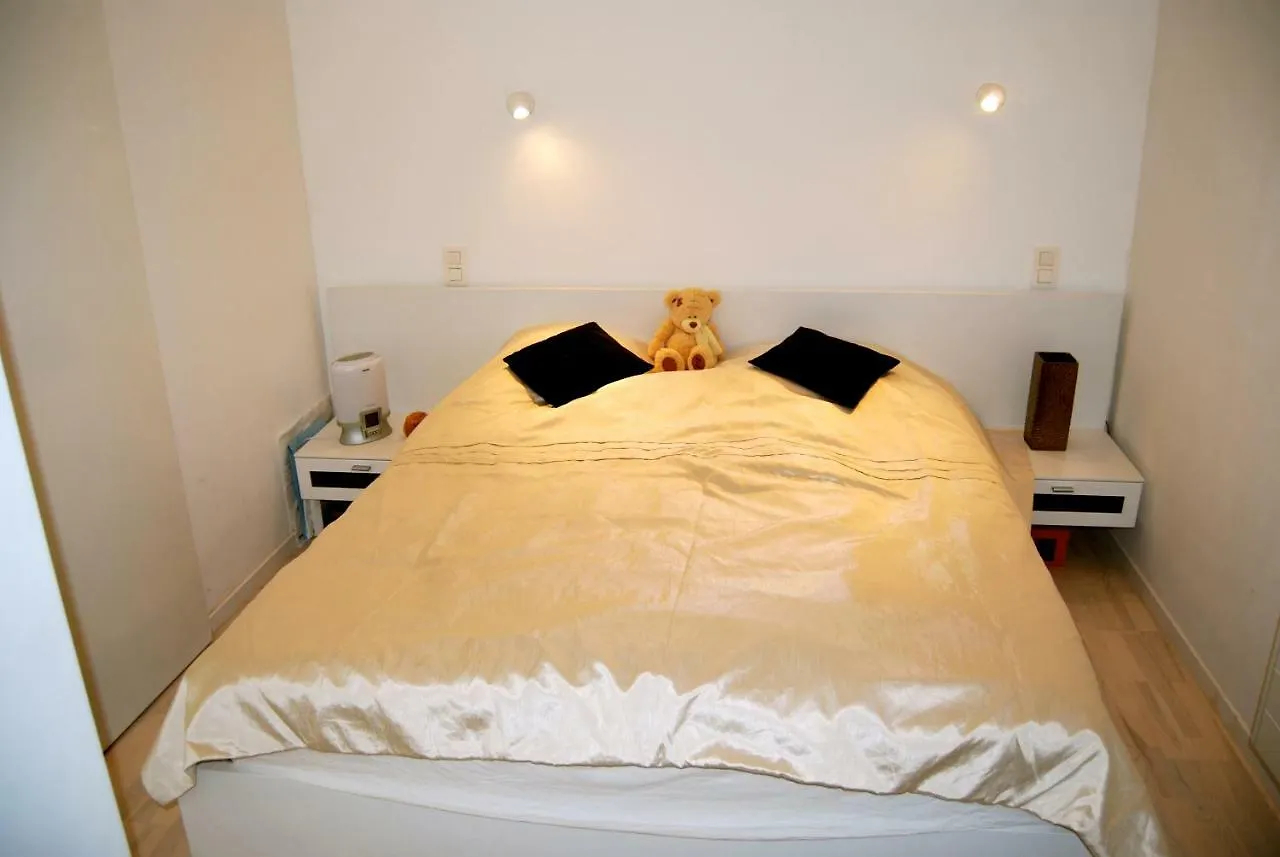Modern Apartment In Uccle - Brussels בלגיה